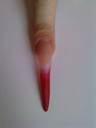 Od strony wolnego brzegu nakładamy czerwony akryl. 